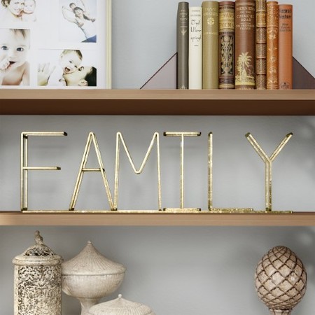 HASTINGS HOME Metal Cutout Free-Standing Tabletop Sign, 3D FAMILY Word Art Accent Decor with Gold Metallic Finish 773882KGL